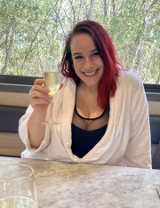 Collingwood escort Curvy Brunette